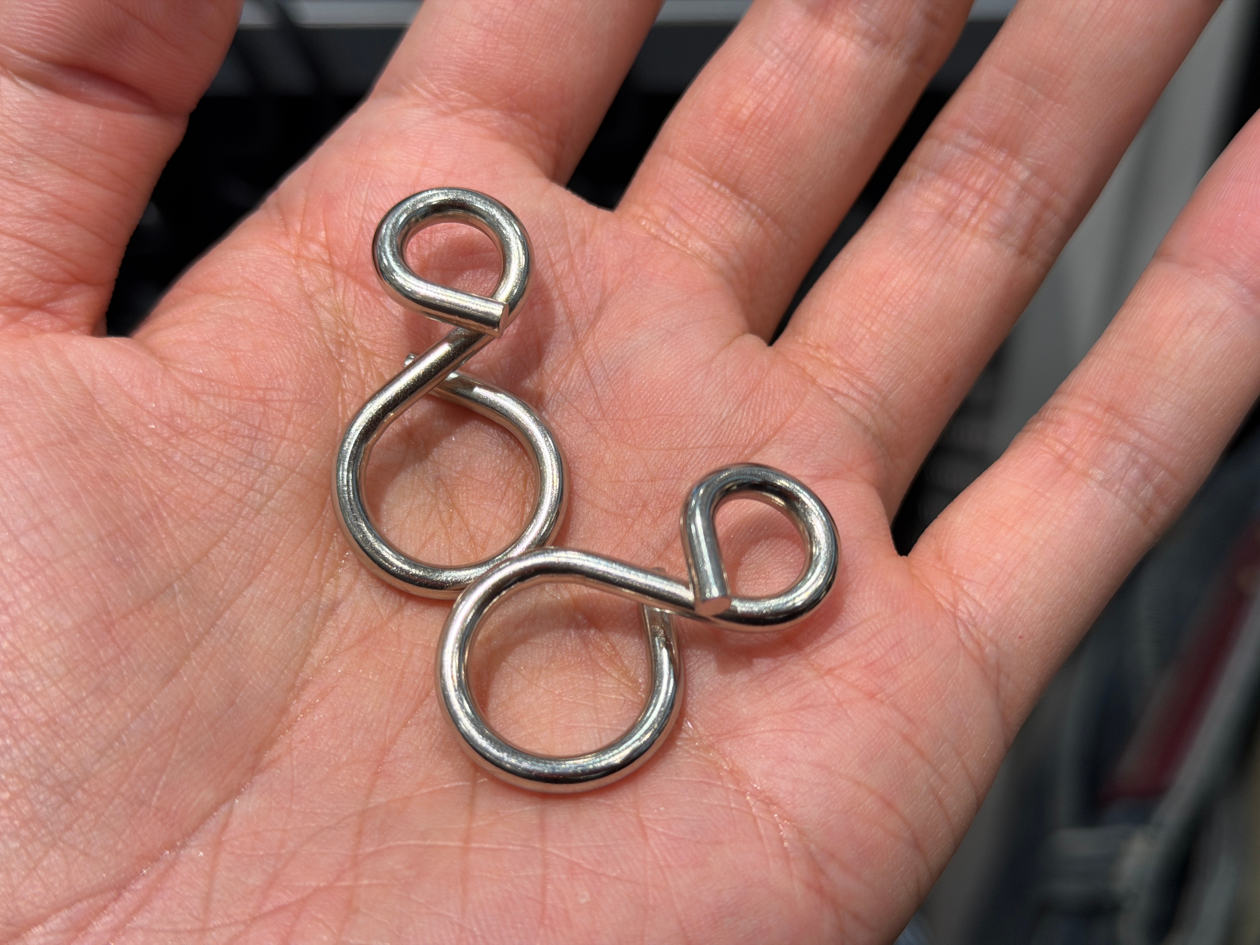 被小家伙的鲁班扣整懵逼了，解是解开了，回不去了！