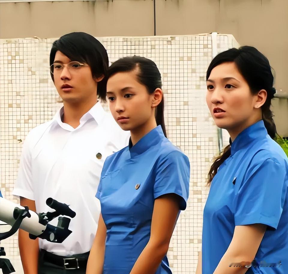 18岁的杨颖，穿着高中校服本色出演女高中生，可以看出，这个时候的杨颖，已经相当漂