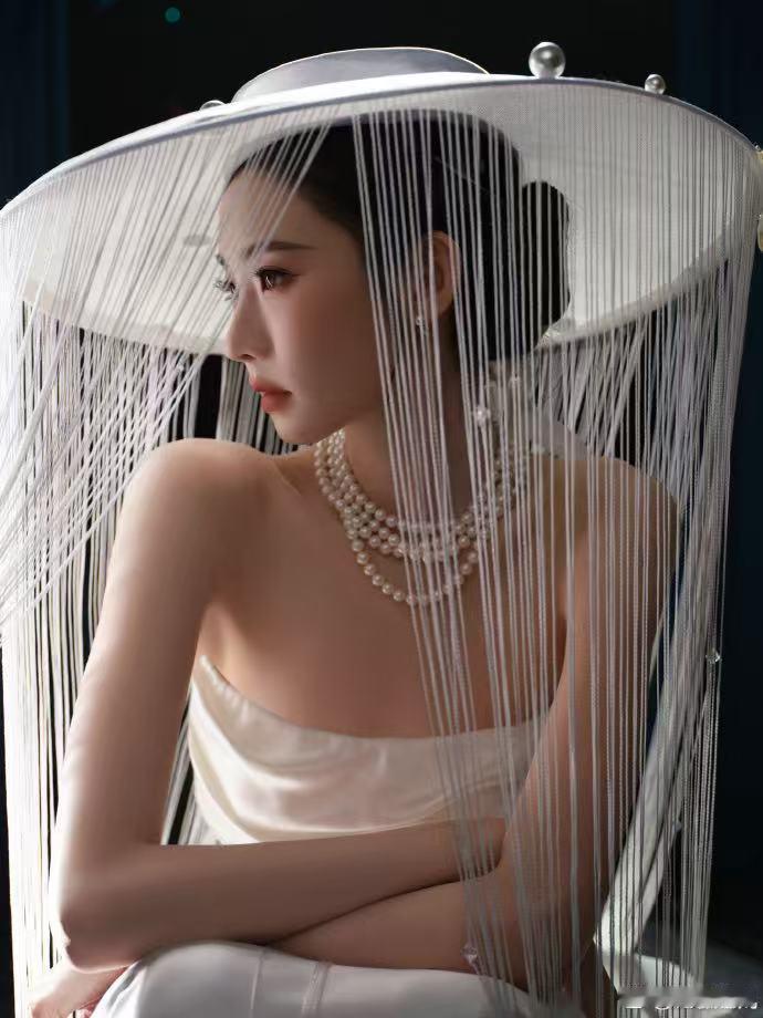 张艺凡在线等一个建议 张艺凡微博之夜出发图太绝了！流苏帽自带滤镜，古风神秘美人氛