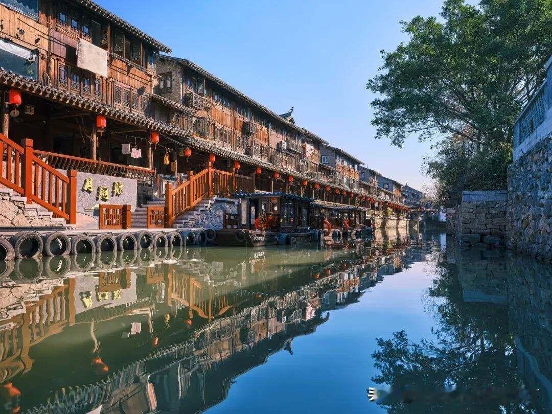 日常走在城区马路、市场商铺，脚下平整地块，古时候大多是浅海滩涂。金清往东整片平原