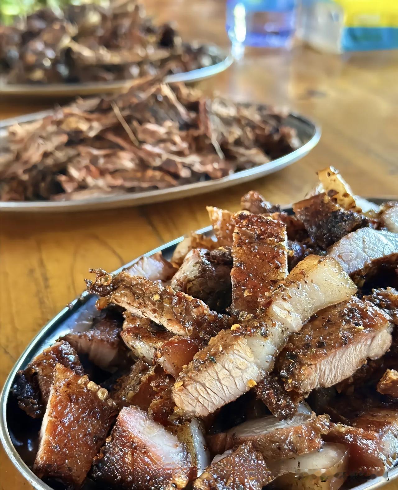 美食家常打卡这个烤肉配上腌菜膏沾水简直绝了[呲牙]