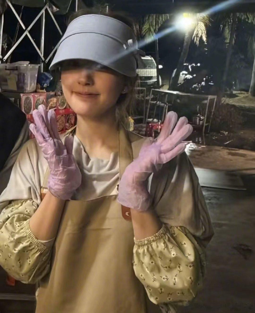 赵露思蛋烘糕主理人  蛋烘糕主理人赵露思来啦！咱就说谁不想吃到露思亲手做的蛋烘糕