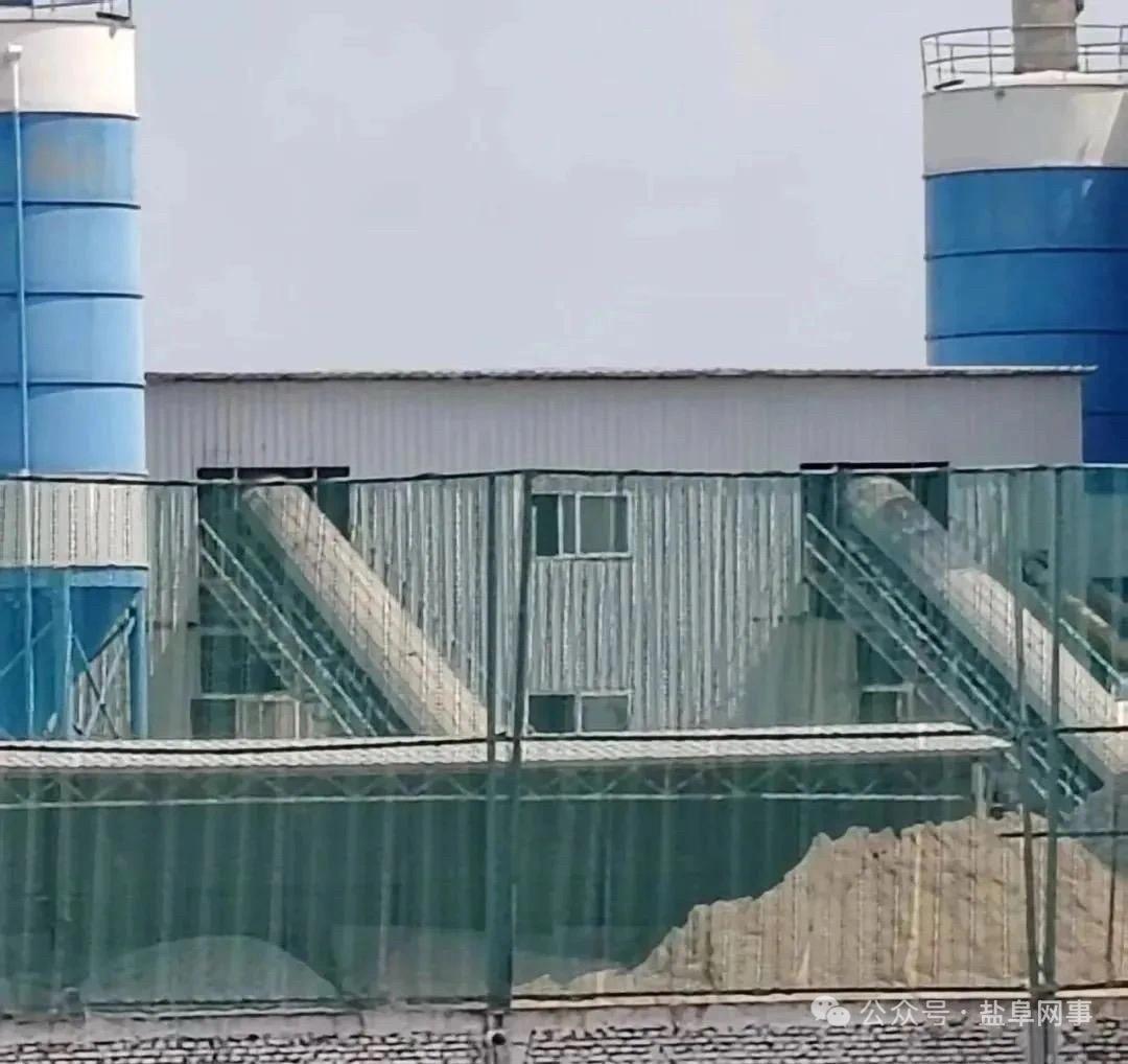 东台一商砼作业现场沙石裸奔扬尘炸，难道这里环保执法检查也要经过企业同意？东台市三