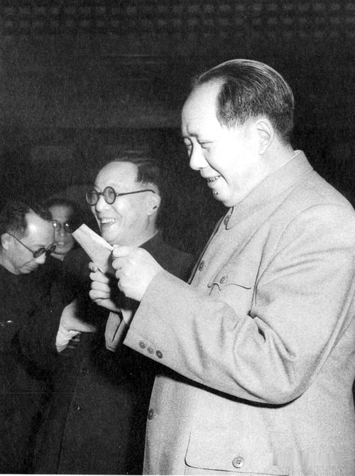 毛主席主张教授治校
      1957年4月4日至6日，毛泽东同志在杭州召开四