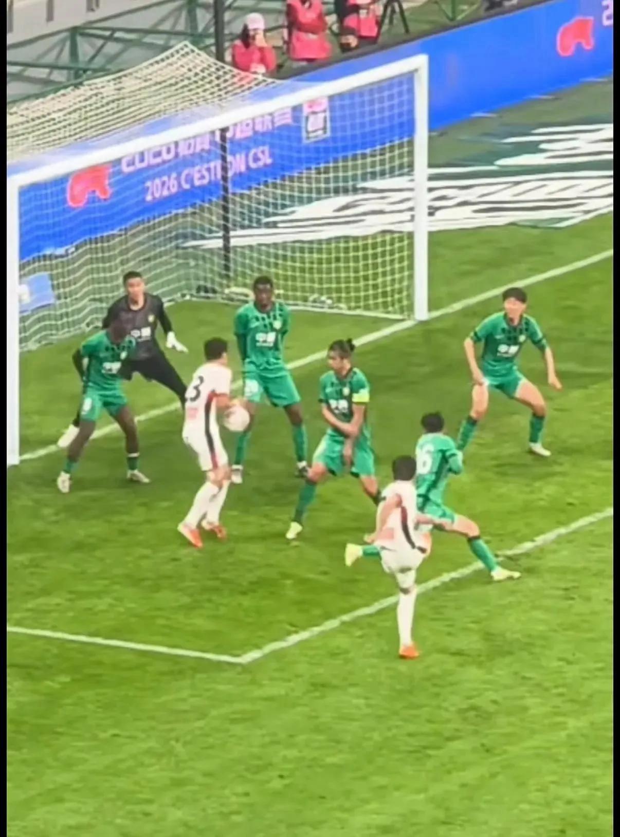 难道北京国安又受到裁判特殊照顾了！
中超第5轮，北京国安1-2负于成都蓉城。
但