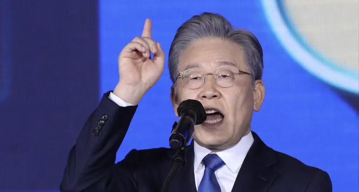 首尔向北京发射了一枚特殊的信号弹。在美日韩同盟收紧的当下，李在明突然高调强调中国