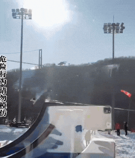 小伙在滑雪场挑战空中连续翻滚的高难度动作。正当众人以为他是个滑雪高手时，小伙竟在