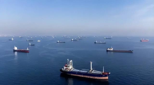 国际油价大幅回落，中国逆势入场储油，顶级大国格局彻底显现
 
国际油价持续回落，