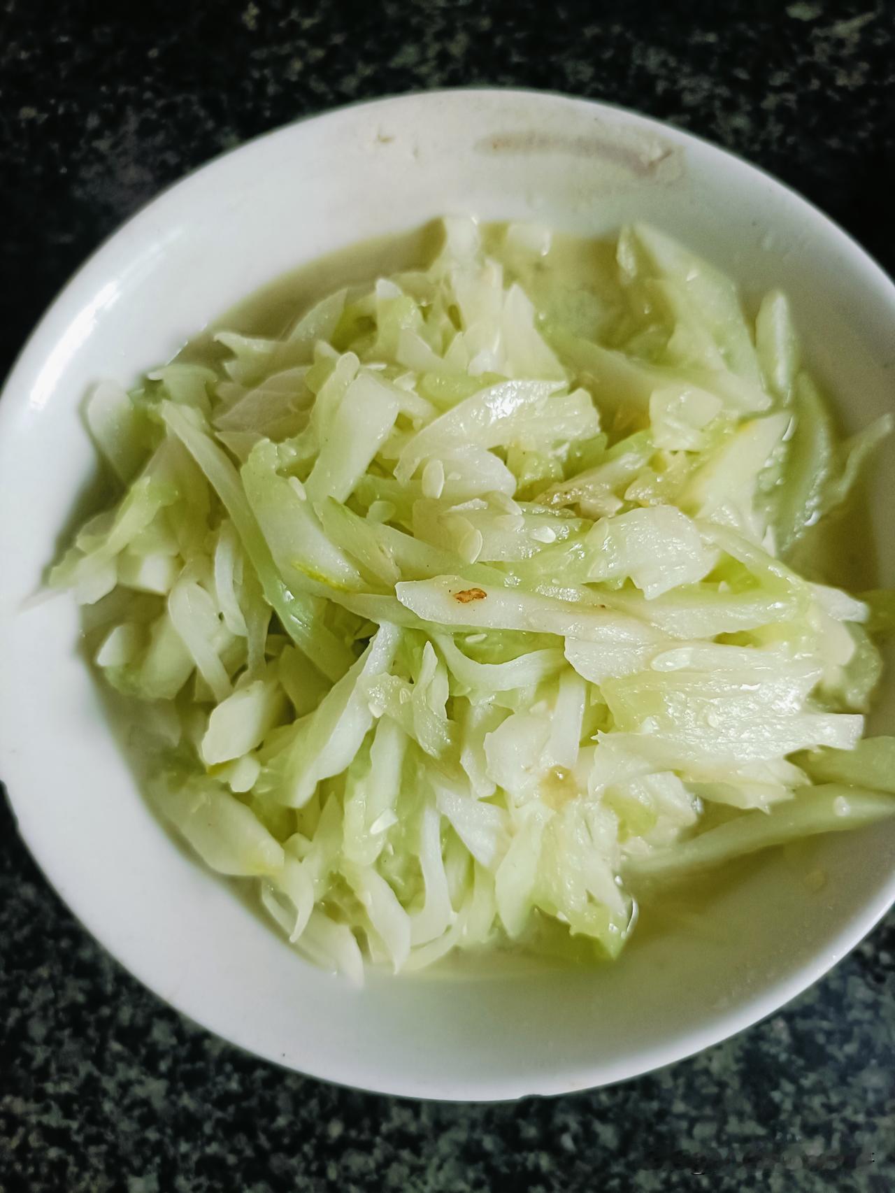今天的早餐：一小碗白米饭，配两个菜茄子和黄瓜。

老人家爱做就让她做吧，端起碗吃