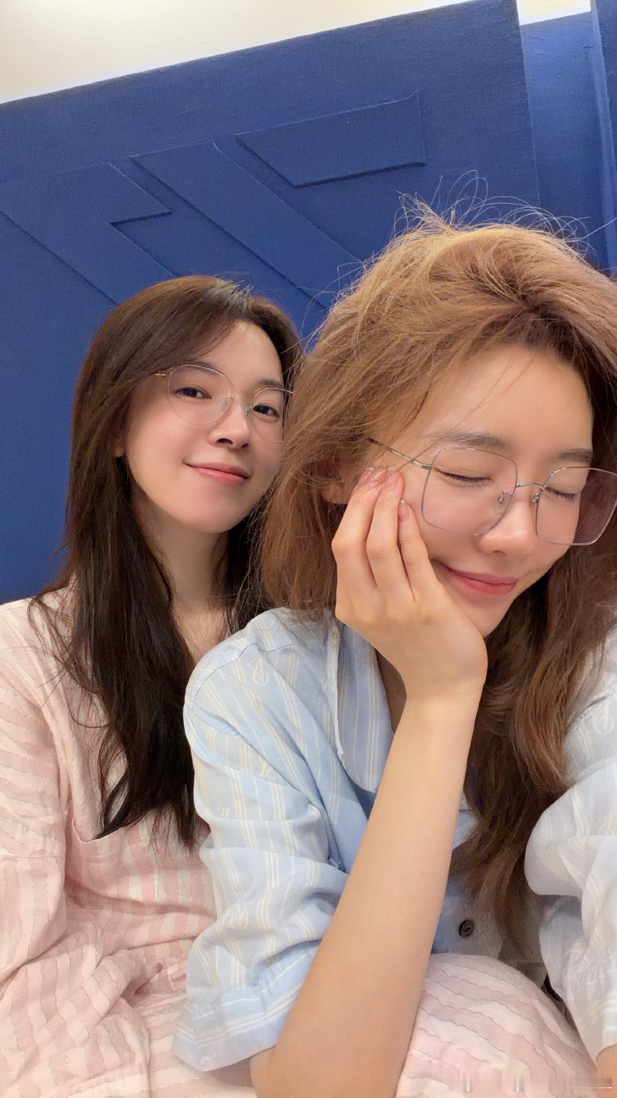 张月发了和陈瑶的合照 妈妈妈咪我好幸福！幸福的邀约是瑶月🥰 