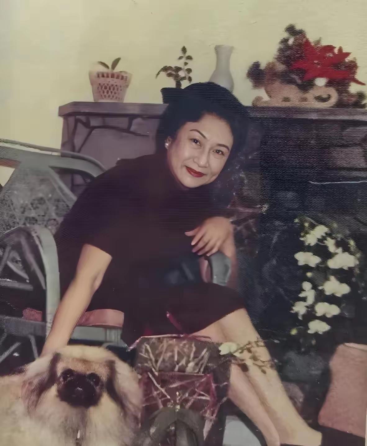 1975年，晚年的胡蝶在加拿大温哥华定居后，留下的一张照片，镜头中她坐在寓所的椅