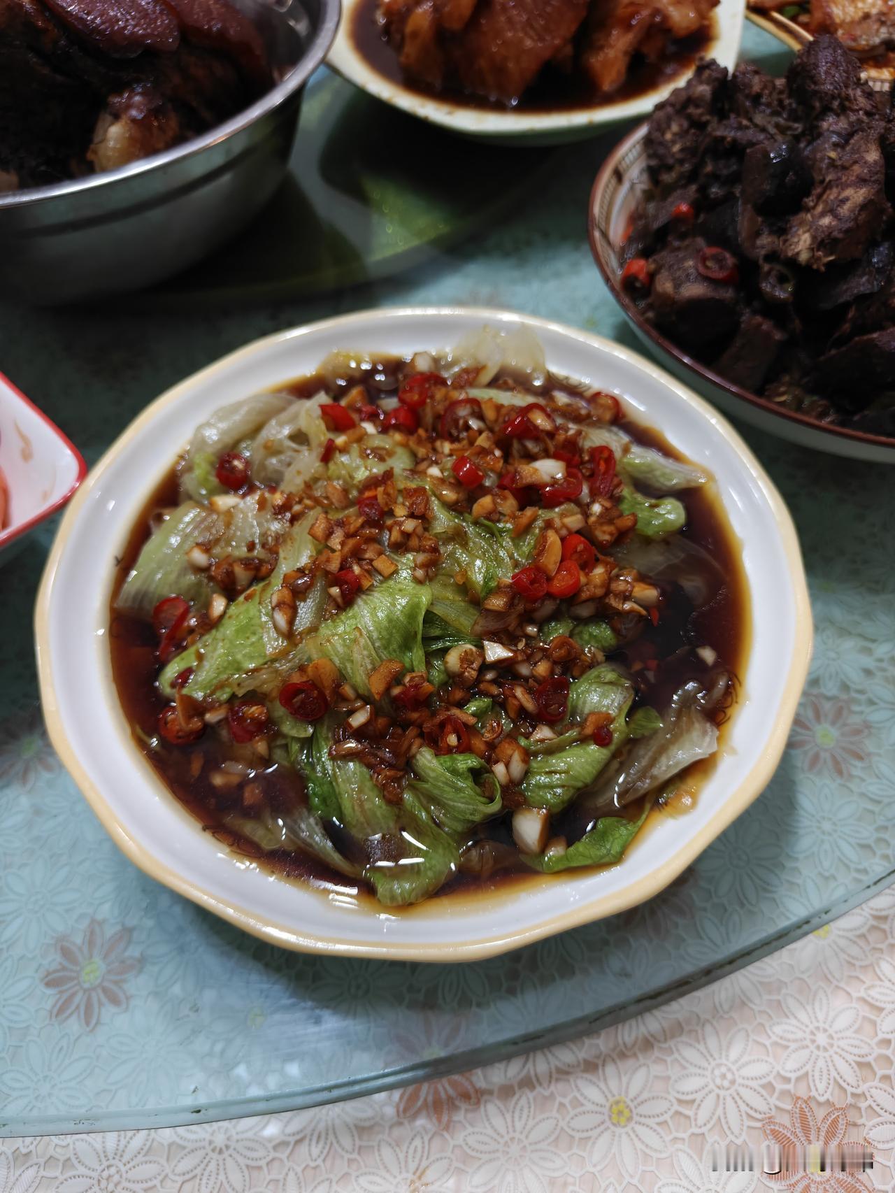 今天好朋友请我们两口子吃饭，这一桌子菜还算不错吧，我觉得还行，大家说呢？请客