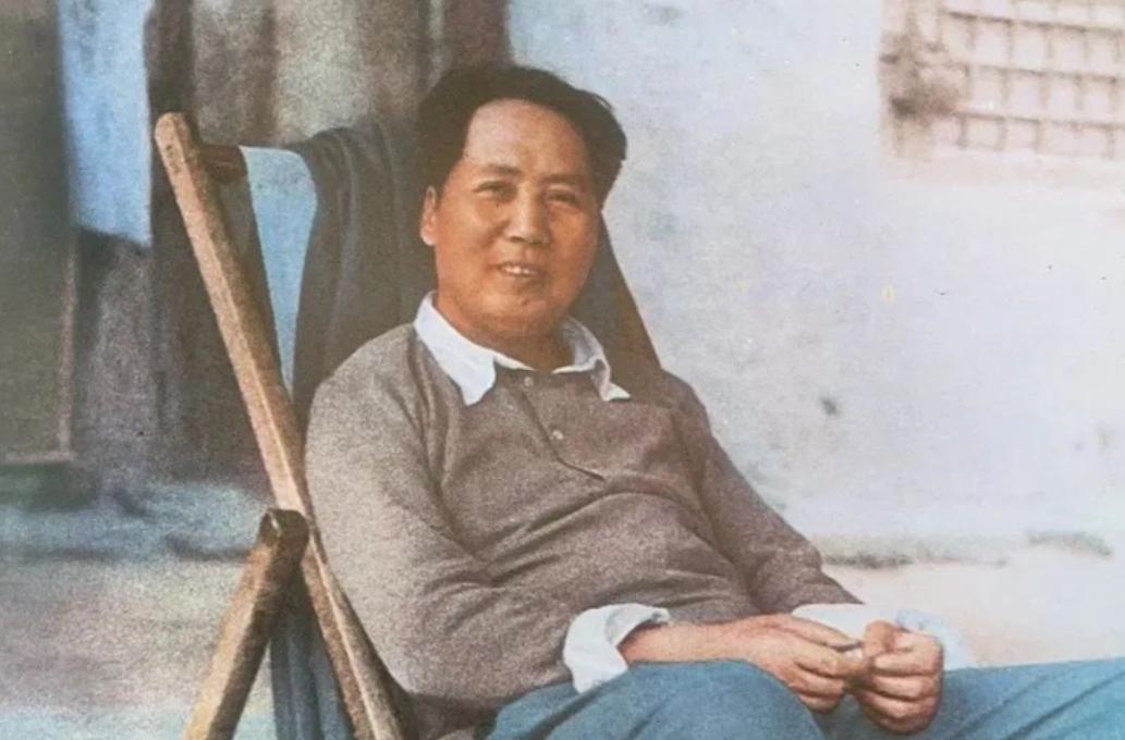 1940年9月，一堆群众激动地簇拥着毛主席朝食堂走去，一男子忽然从背后掏出大木棍