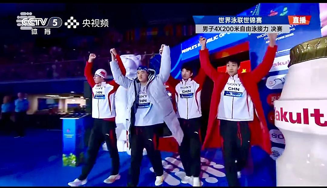 分段成绩打出来，让网友炸裂:
潘展乐  1:44.41
张展硕  1:44.20