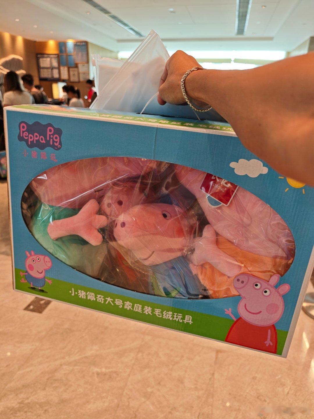 太夸张了！岚图知音和小猪佩奇联名，上市活动送了一大套小猪佩奇毛绒玩具，还有衣服和