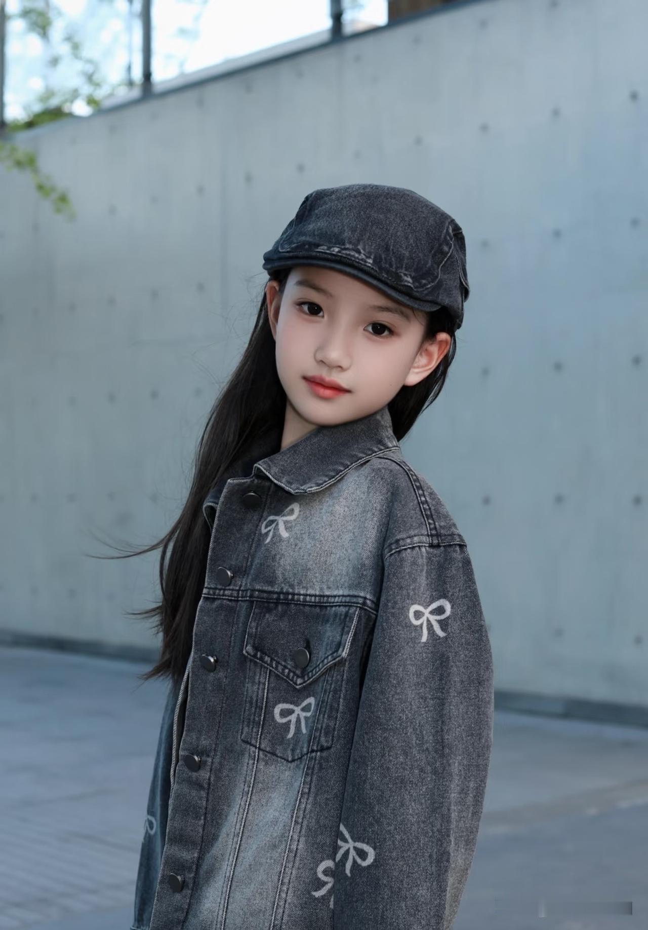 这小朋友穿着牛仔外套，好可爱！