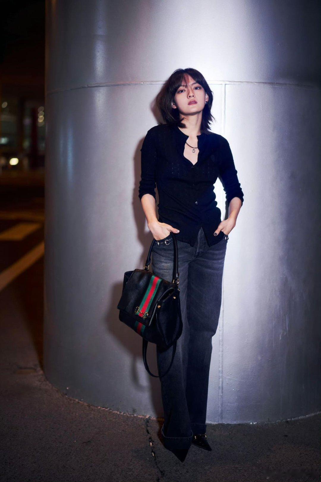 夜风机场，斑马线像暖黄的琴键，揣着满包星光启程赴米兰。松弛从容，自有锋芒。文淇出