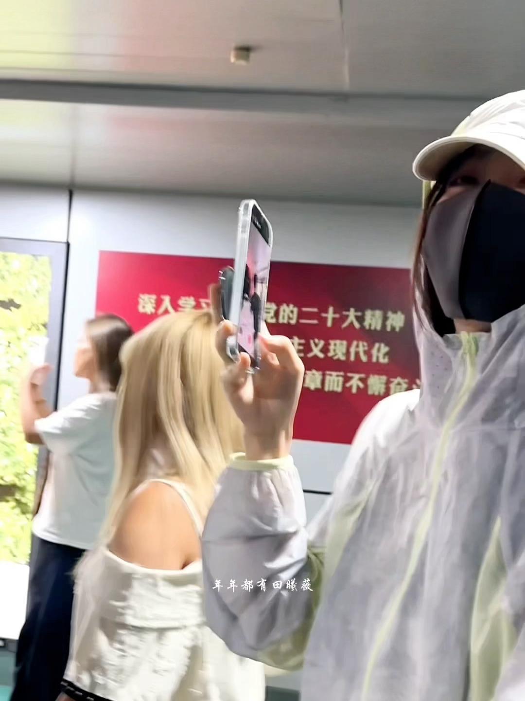哈哈哈哈果然人在干坏事的时候是不嫌累的田曦薇乔装粉丝拍王安宇 