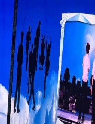 时代少年团演唱会好抽象的舞美时代少年团舞美剪影是早期爬门 别人家舞美是视觉盛宴，