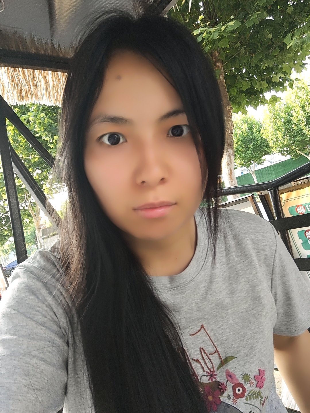 镜头里随便一晃，都能让韩媒写八百字美貌通稿。别人修图推半天轮廓，鹅蛋脸原相机直出