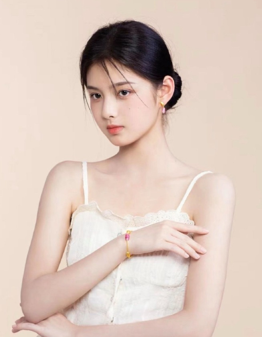 1.王仁君是杨幂大学的班长。2.艾米本人侧面特别特别像刘涛。3.徐峥要和张若昀合