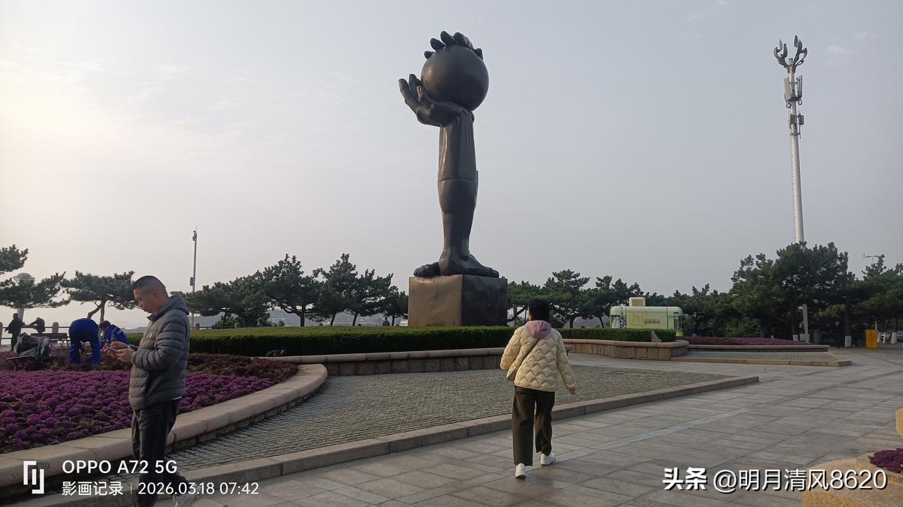 在青岛的黄金海岸线上，有一个奇特的雕塑公园。

这个公园临近太平角四路，和东海路