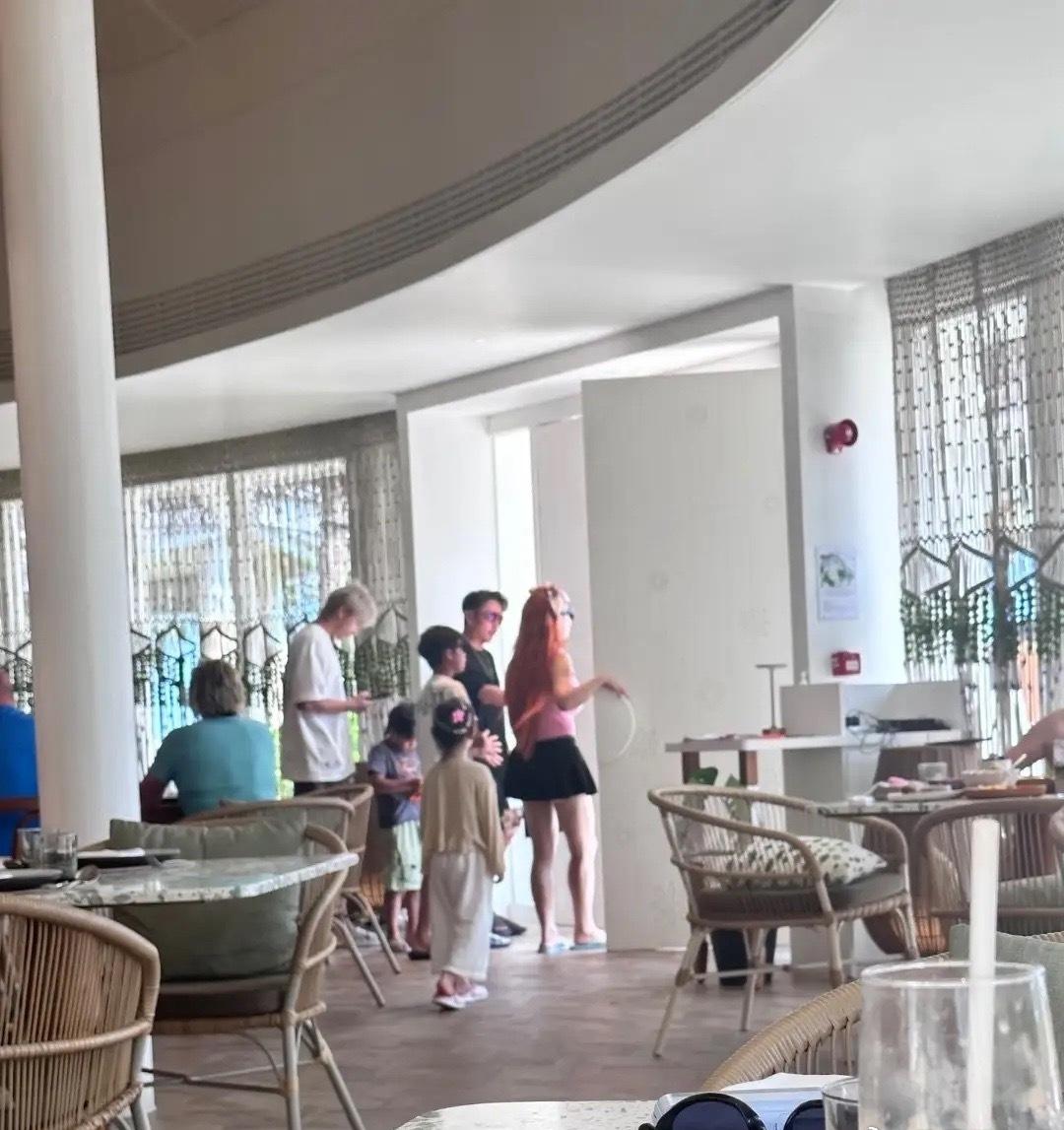 邹市明一家马尔代夫度假，冉莹颖红发超短裙很少女，轩轩越发帅气！ ​​​