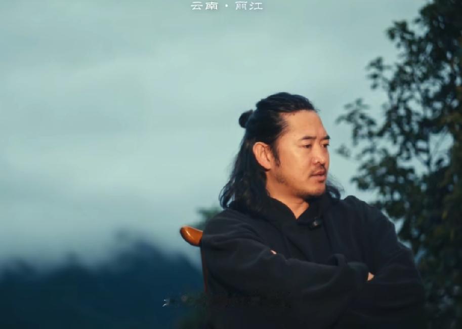 在云南丽江，纳西族人的腊排骨火锅是一道酝酿着时间味道的非遗美味。
 
纳西人用象