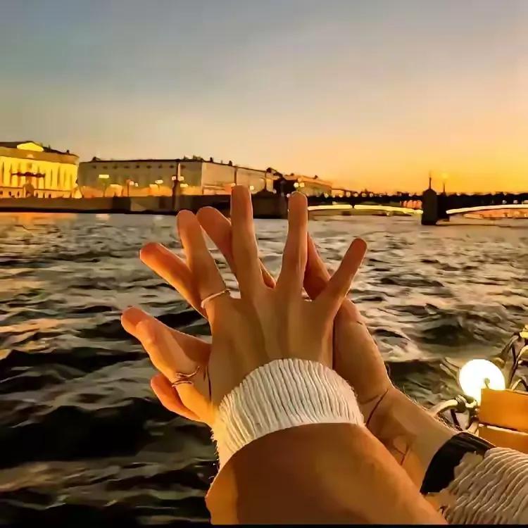 钱 ，永远是不够用的，活 ，永远是干不完的。挣得再多，也买不来时间，换不回健康。