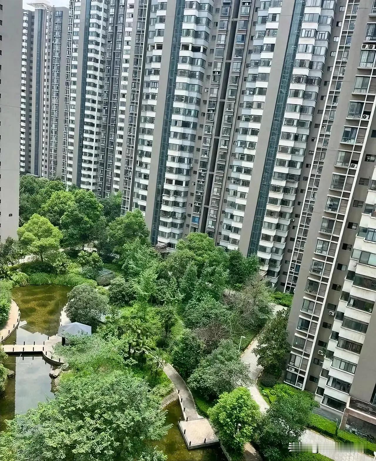 住在湘江世纪城的人真实体验是什么？
湘江世纪城号称长沙最大小区，里面住着上万人，