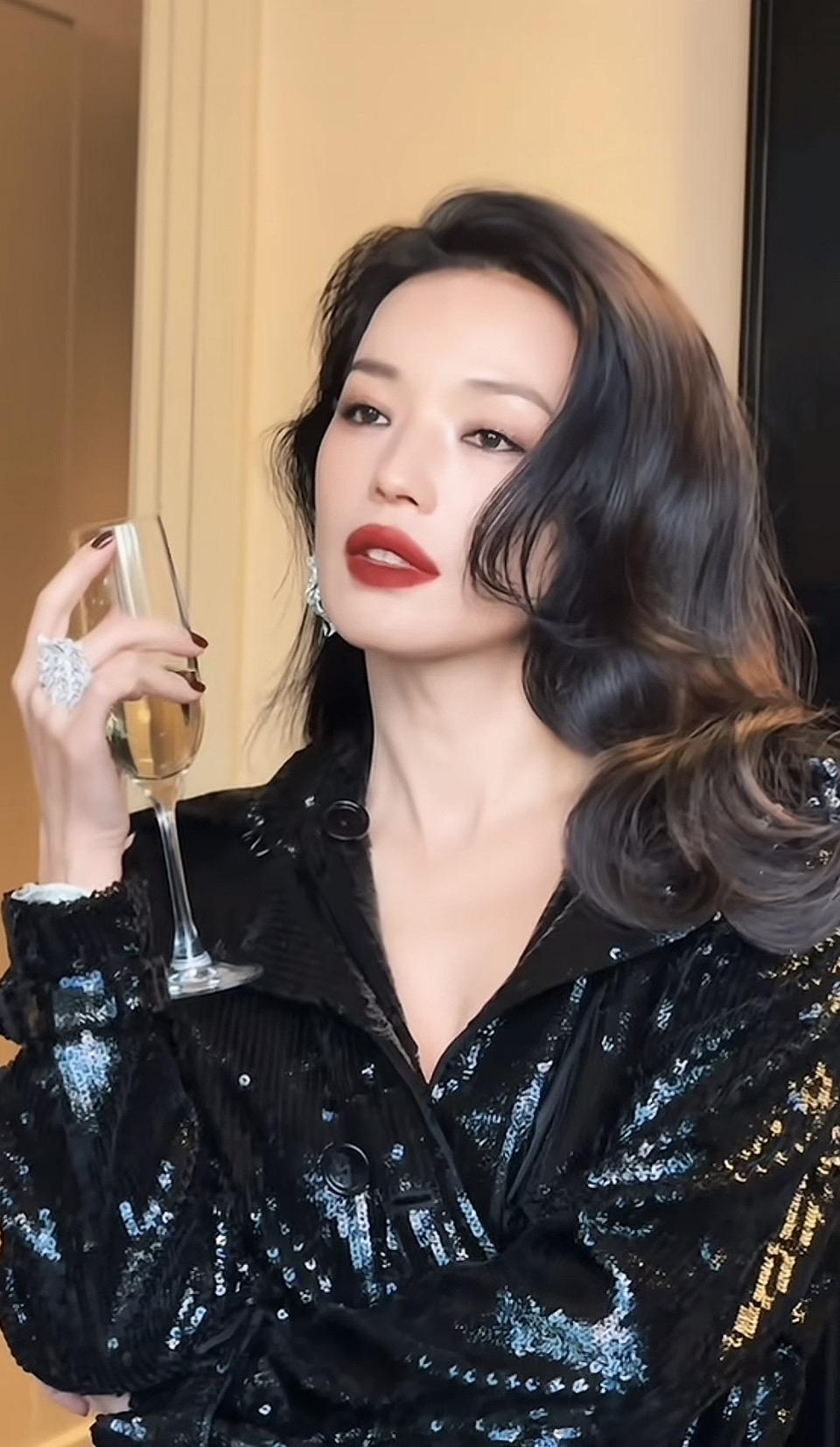 这是舒淇近期在上海出席活动时的造型，两张照片是同一场活动的花絮和现场图~
㊙️㊙