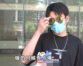 浙江杭州，一男子花了4800元纹眉毛，为了效果好，他纹的是店里最贵的一款“野生眉