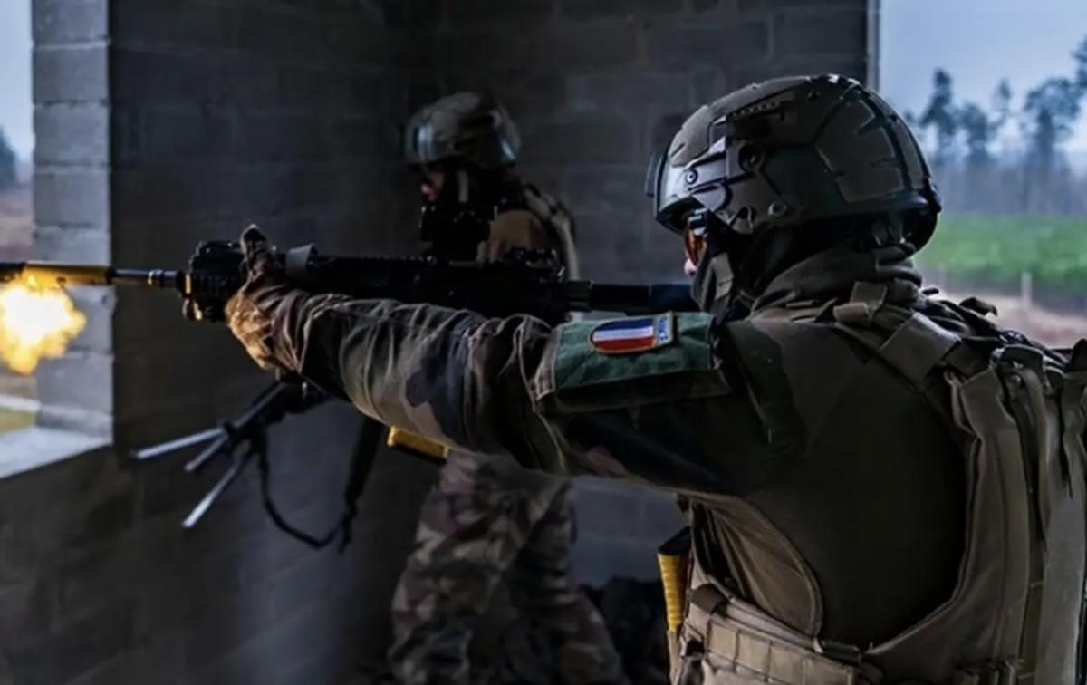 【法国将在2026年向乌克兰派兵】

根据法国“商业调频电视台”的说法，法国陆军