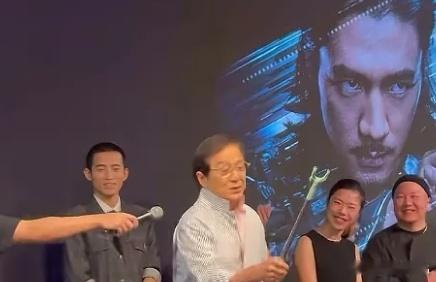 成龙澳门路演高能复刻名场面，晾衣杆“教育”小反派惊呆梁家辉。 71岁的成龙在《捕