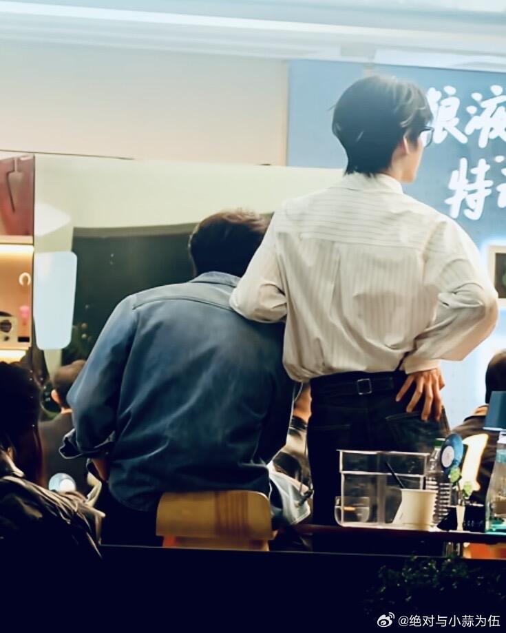 井胧说美男计该用就用井胧在《风华合伙人》把算盘打飞了！饮料不好喝就派董思成、周柯