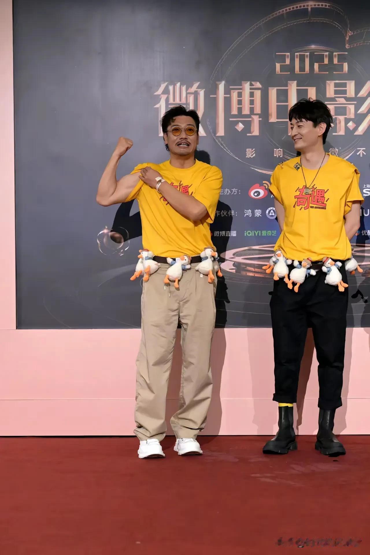 贾冰果然懂得中年男人的流量，两个月时间把自己瘦成了老年郑中基。
这样自己又有话题