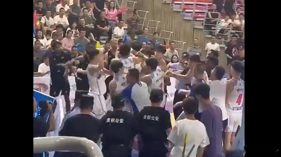 #中美篮球赛爆发大规模冲突# 以前总觉得打架也是篮球的一部分，尤其是跟外国人，坚