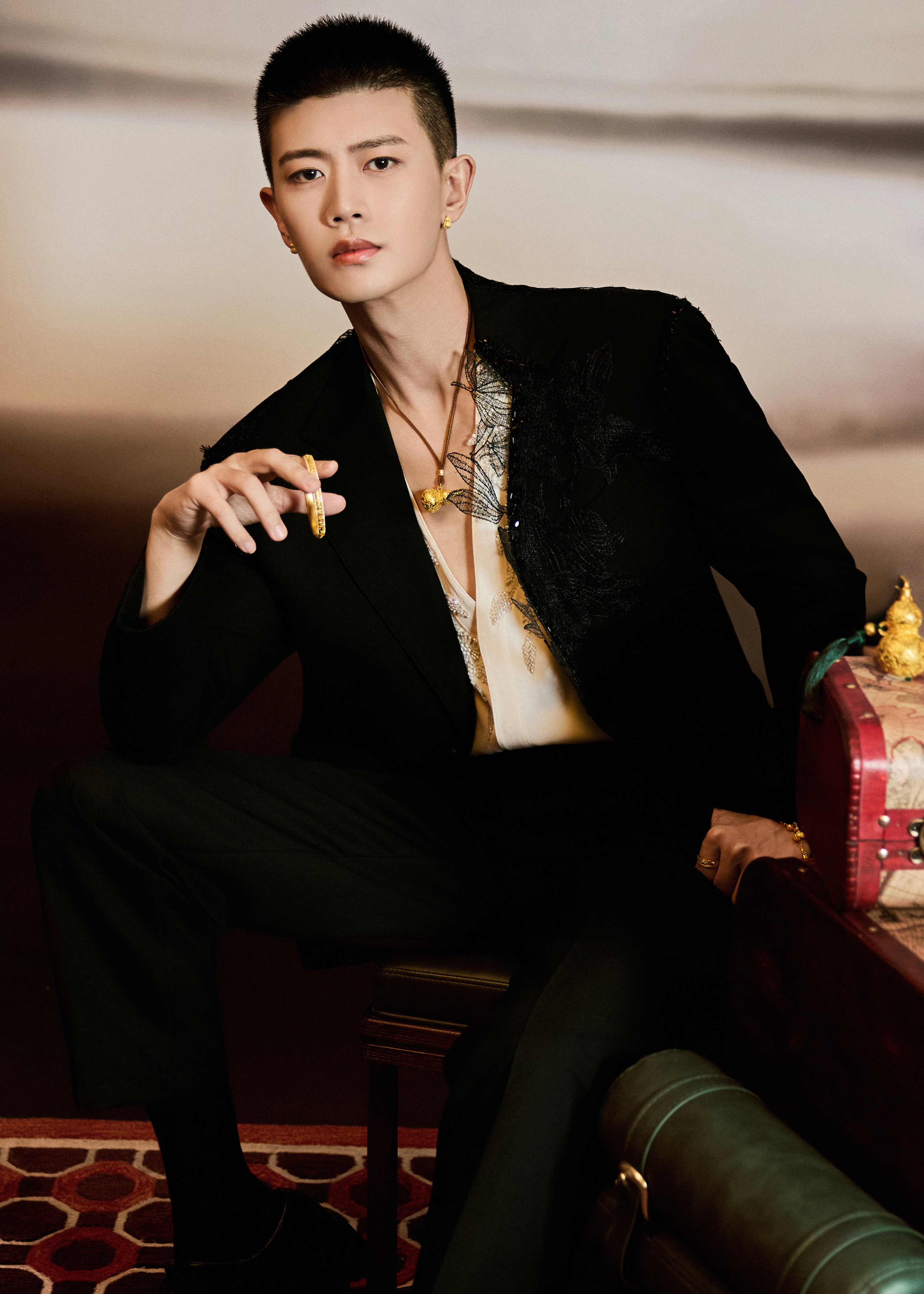 任嘉伦今日出席周大生厦门快闪店活动，全球代言人身着KIKIWONG HOMME立