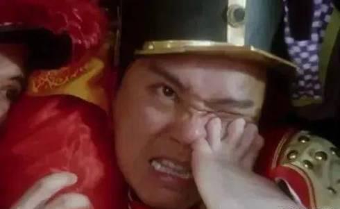 1992年，王晶拍摄《鹿鼎记》时，有一场脚趾头塞进鼻孔的戏，周星驰说：“除非是李