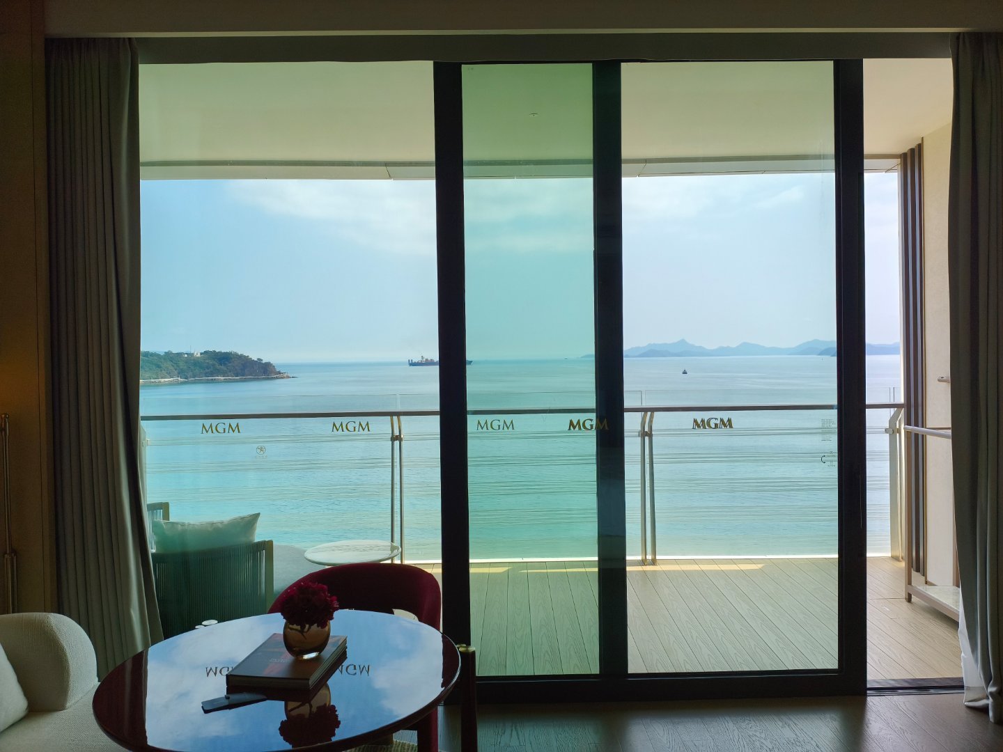 是海边捏，真不错，虽然我就住海边，但是别人的海就是圆 