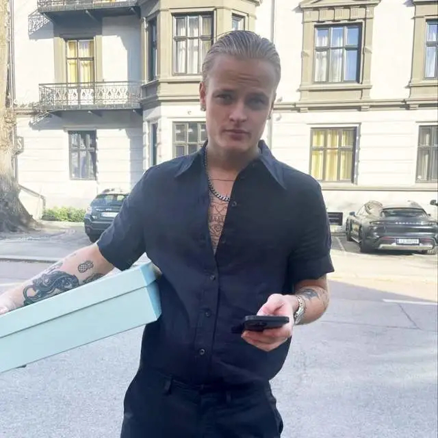 挪威王储妃为爱泼斯坦丑闻道歉被戴绿帽子的挪威王储太贴心了，挪威王储对记者表示，他