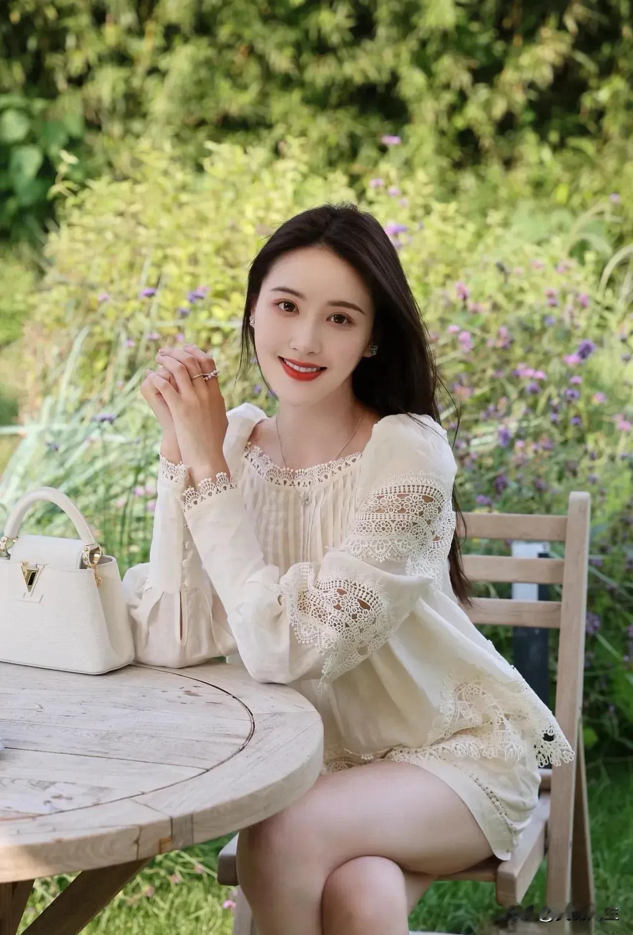 来杯清香扑鼻的飘雪茉莉茶🍵