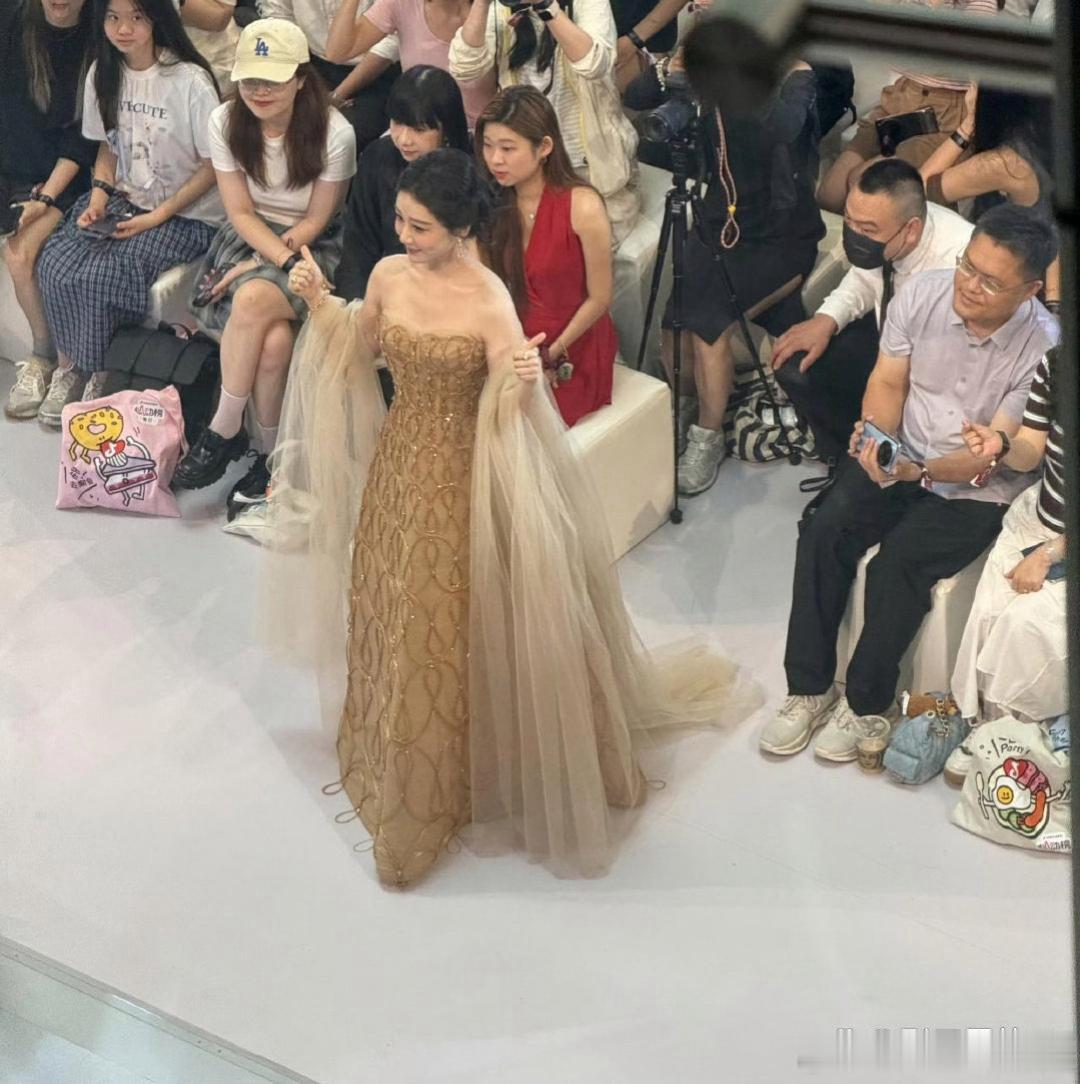 杨紫都瘦成啥样了7月4日线下活动生图里，杨紫又高又白又瘦，背薄得跟纸片似的，某些