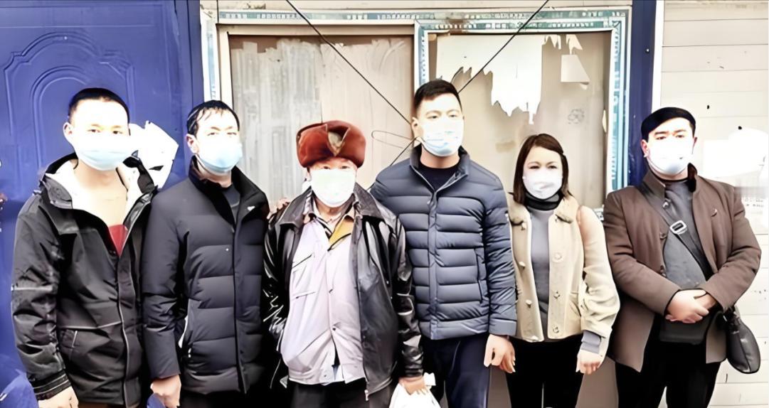 2016年，浙江一工地的包工头收养了一名聋哑流浪汉，把对方当亲人照顾6年，谁料，