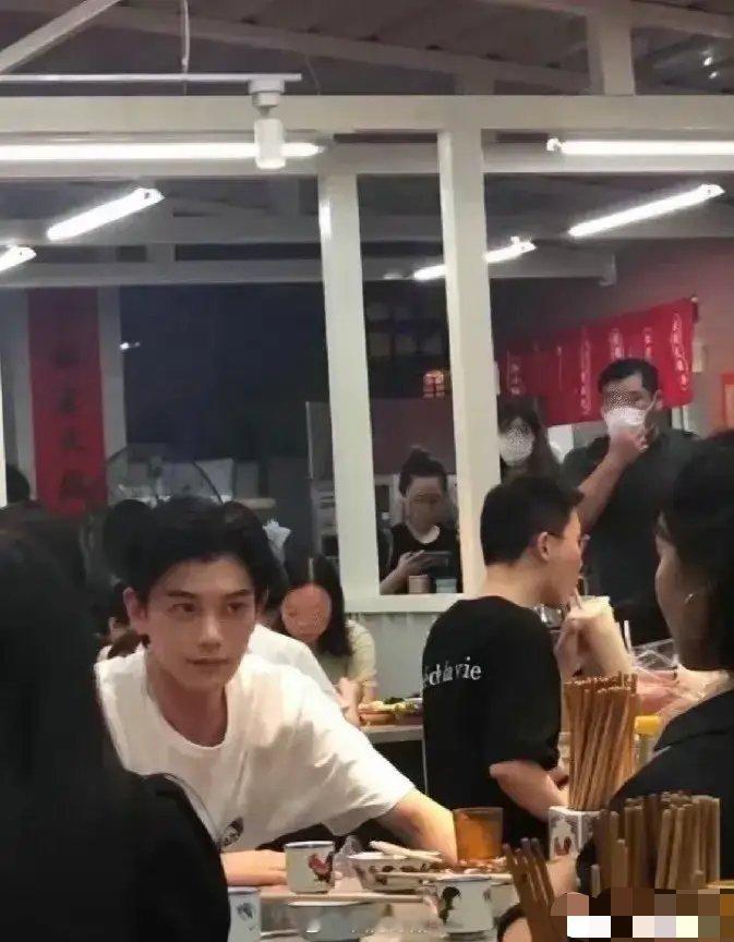 丁禹兮早期这么潮丁禹兮未修图，绝了！这颜值的确风采出众，生图比精修图还要好看，浓