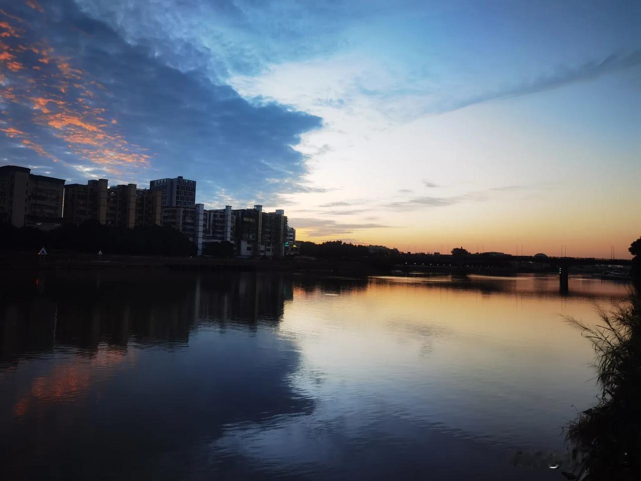 晒一晒不一样的天空照同一个地方不一样的风景，落日黄昏，那一抹彩霞很美[比心]