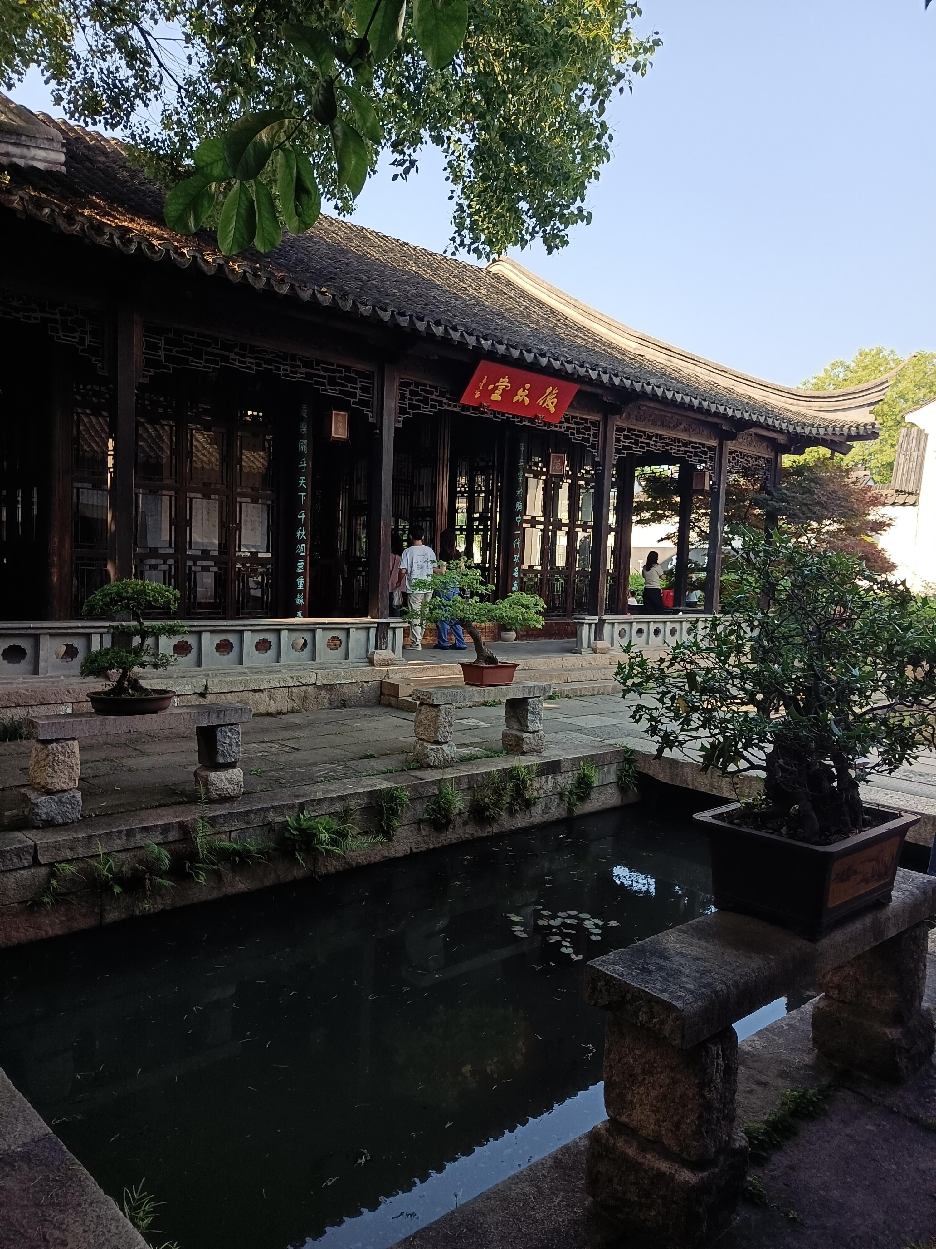 无锡惠山园林群之范文正公祠，入口处方池的身后长池包围主厅，以水衬文正公之清风。 