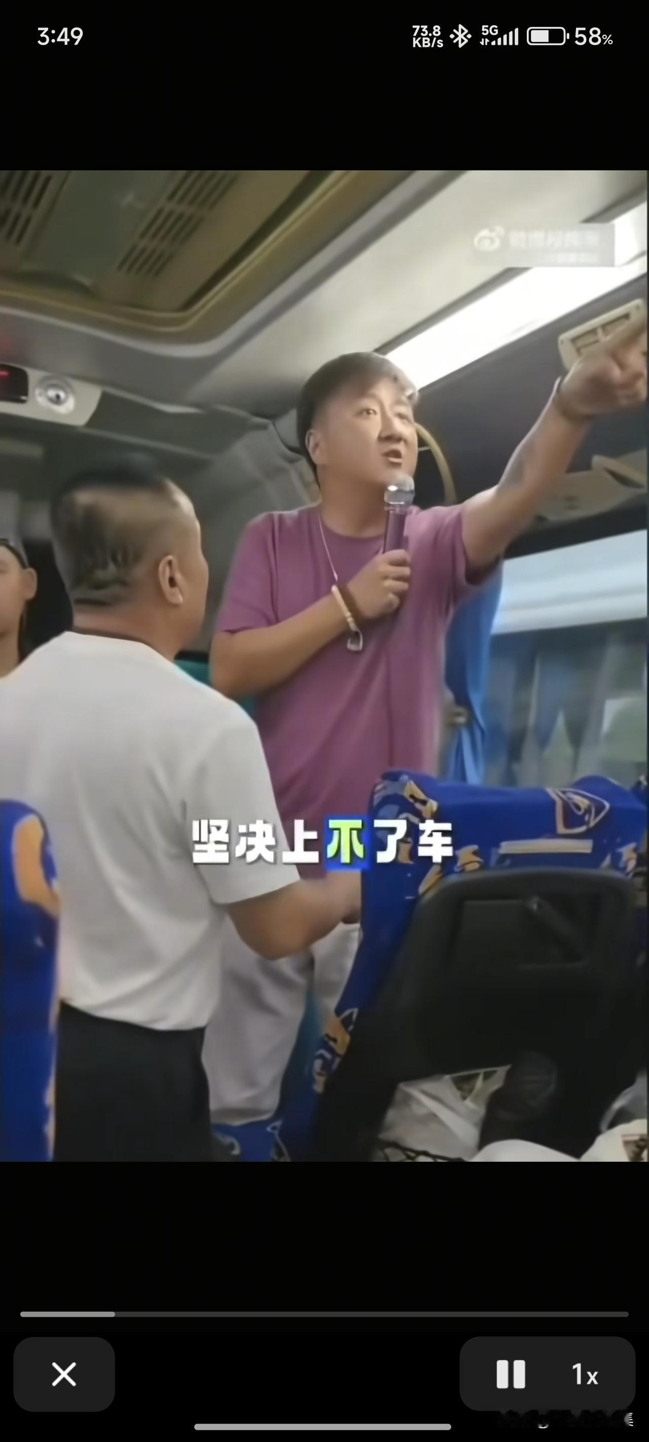 看到泰国黑导游被警方带走的视频，这个用中文威胁自己同胞的导游终于栽了。

他在芭