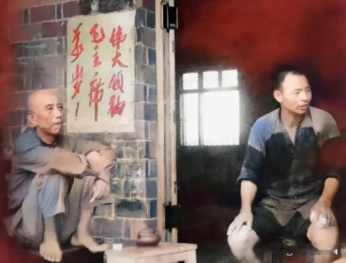 谁能想到，这位光头光脚、裤腿高挽，随意蹲在旧木椅上抽烟的朴素老人，正是战功赫赫的