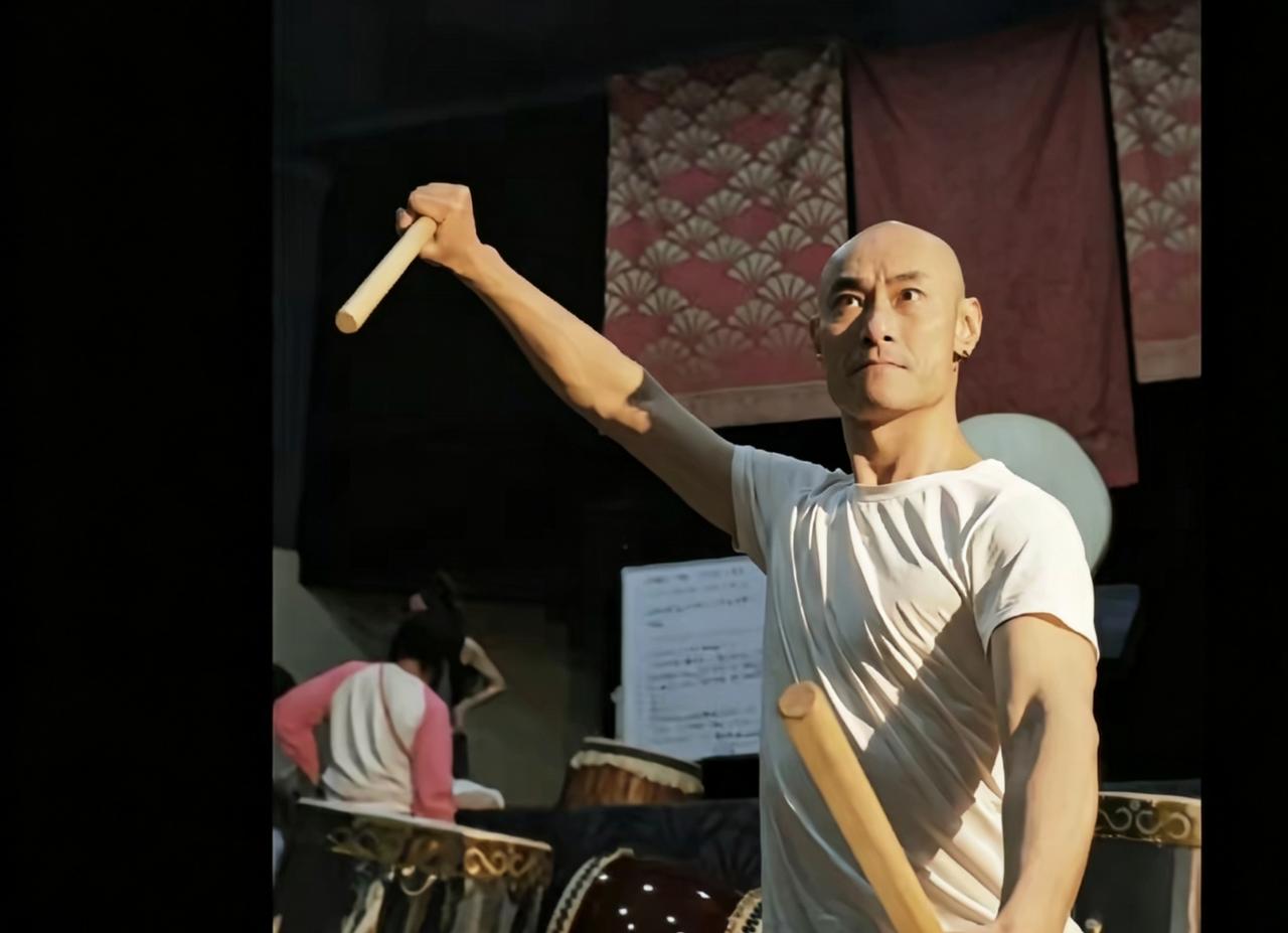 塌房预警！鼓乐艺人两套履历被网友扒得底裤不剩
 
网上掀起一波深挖鼓乐从业者叶松